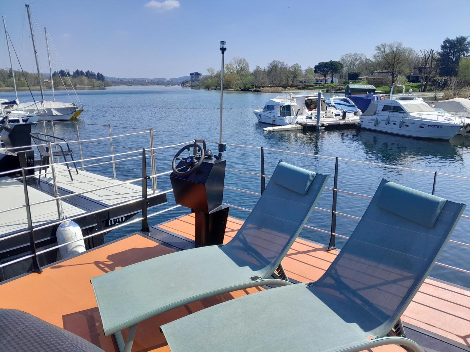 Floating Experience Black Pearl, Lago Maggiore Dormelletto Extérieur photo