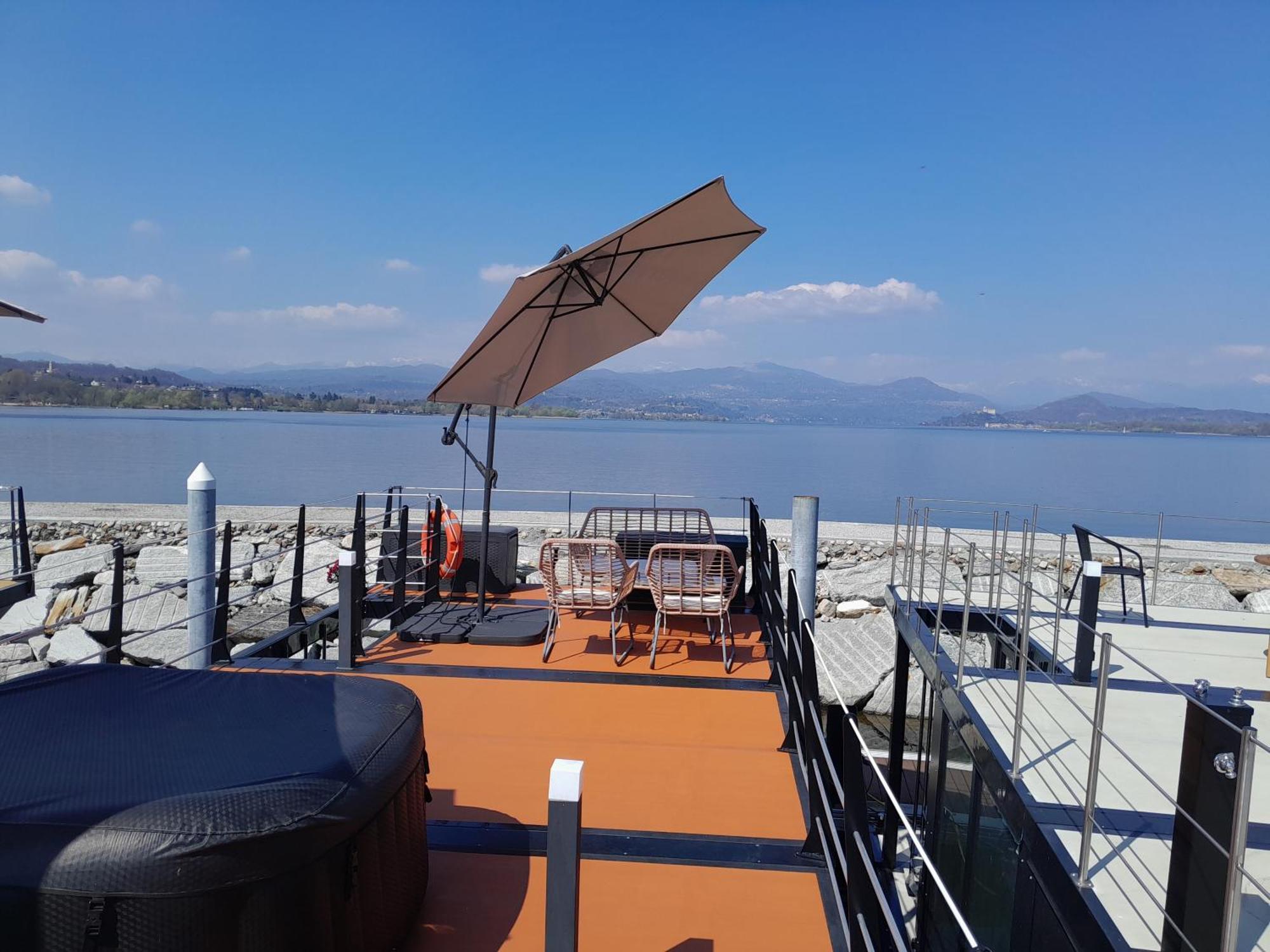 Floating Experience Black Pearl, Lago Maggiore Dormelletto Extérieur photo